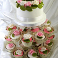 оформление торта и пирожных на свадьбу